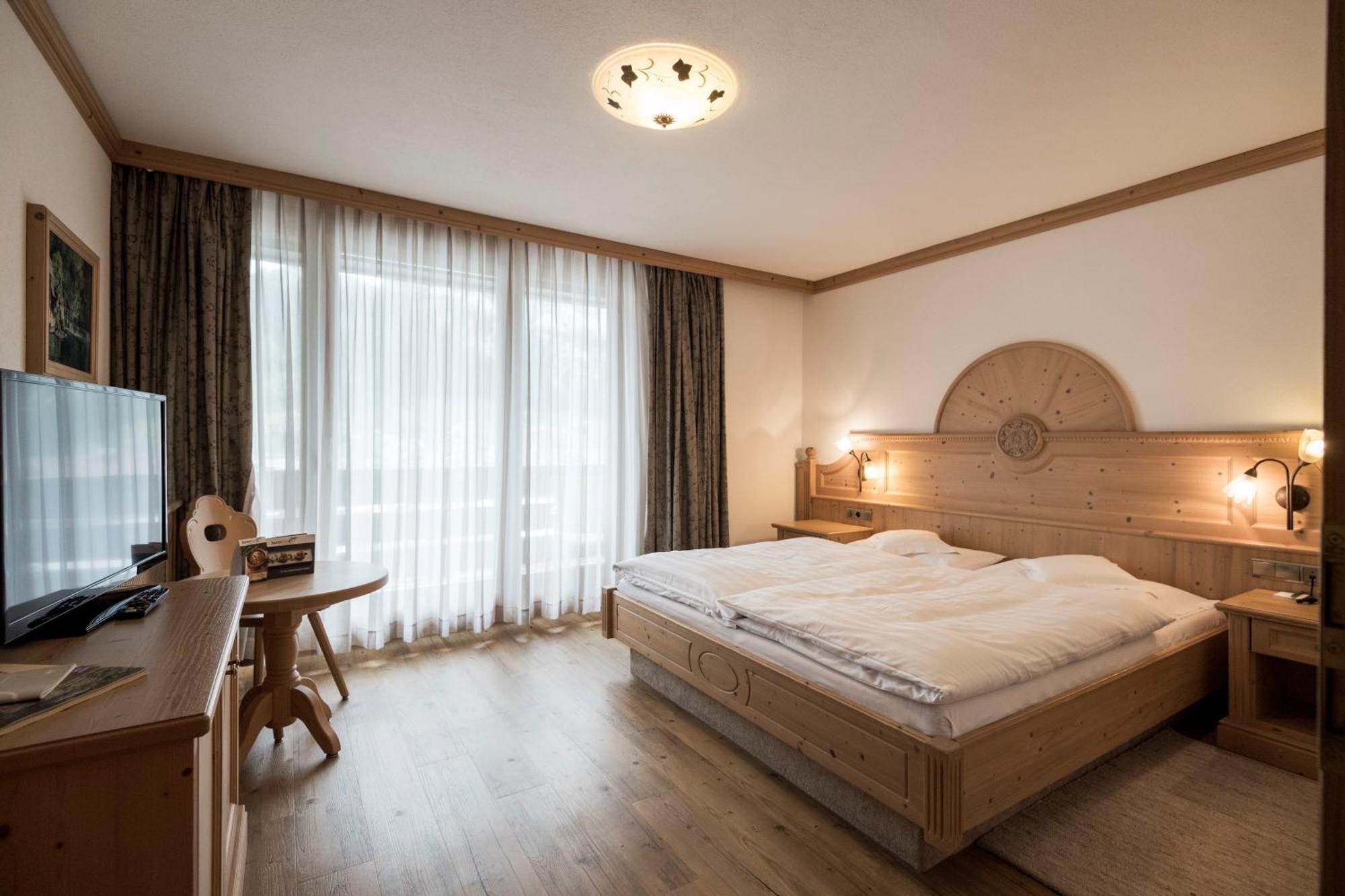 Posta Zirm Hotel Corvara In Badia Exterior photo
